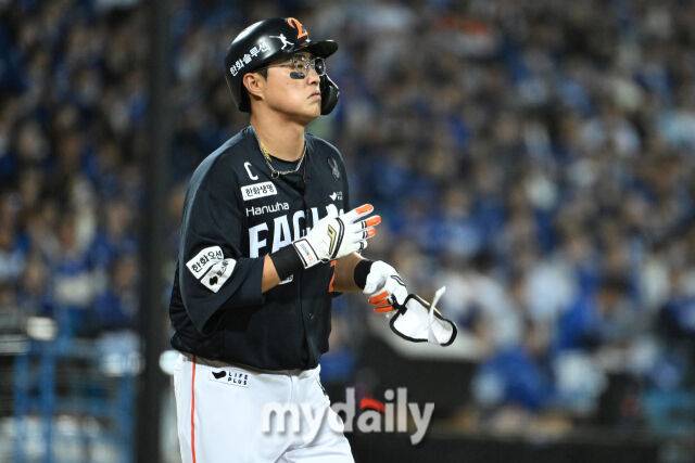 21일 대구 삼성라이온즈파크에서 열린 '2025 신한 SOL BANK KBO 포스트 시즌' 삼성 라이온즈와 한화 이글스 플레오이프(PO) 3차전 경기. 한화 채은성이 4회초 2사에 볼넷을 골라 출루하고 있다./마이데일리