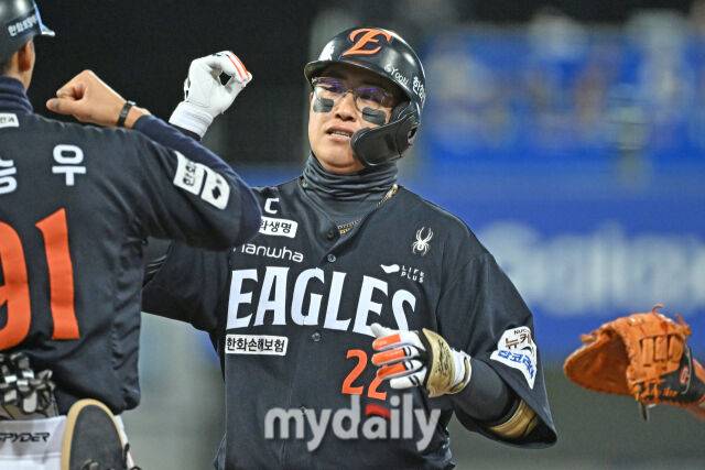 22일 대구 삼성라이온즈파크에서 열린 '2025 신한 SOL BANK KBO 포스트 시즌' 삼성 라이온즈와 한화 이글스 플레이오프(PO) 4차전 경기. 한화 채은성이 4회초 1사에 안타를 친 후 기뻐하고 있다./마이데일리