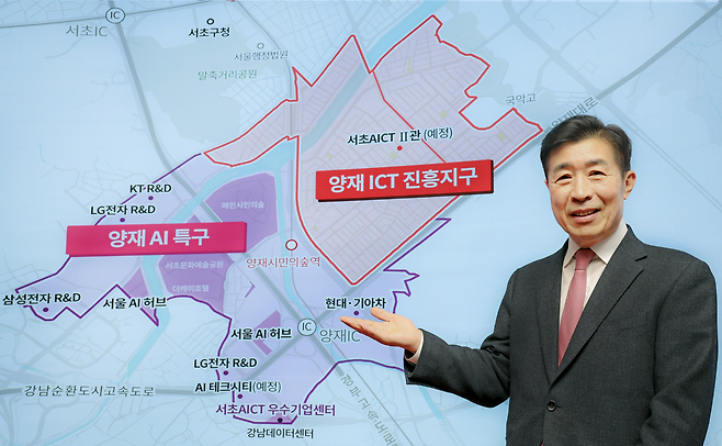 전성수 서울 서초구청장이 헤럴드경제와 인터뷰에서 양재 AI 특구와 ICT 특정개발진흥지구를 설명하고 있다. [서초구 제공]