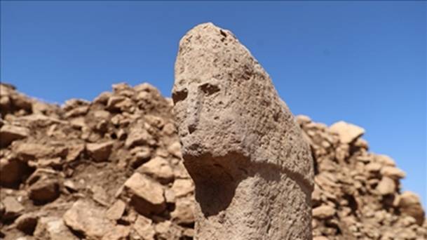 튀르키예 카라한테페에서 발견된 T자형 인면 조각 기둥