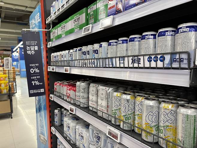 서울 시내 한 대형마트에 논알코올 맥주가 진열돼 있다. 강승연 기자