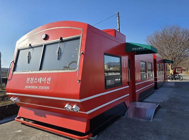 ‘뒤뜰’이라 불리는 동해시 북평동 전천 둔치에 만들어진 공공 테마파크 ‘전천스테이션’ 초입