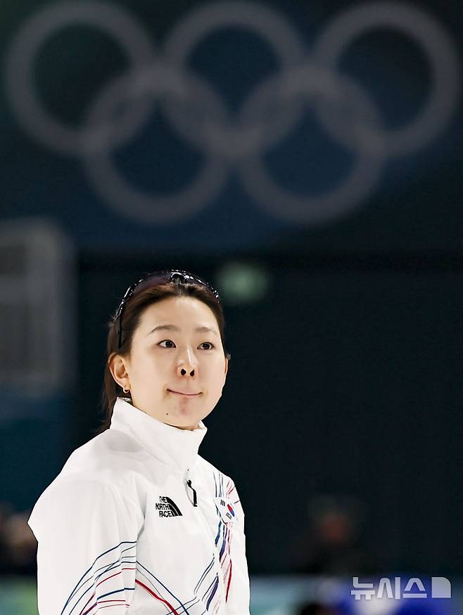 [밀라노=뉴시스] 김근수 기자 = 스피드스케이팅 김민선이 15일(현지 시간) 이탈리아 밀라노 스피드스케이팅 스타디움에서 열린 2026 밀라노·코르티나 담페초 동계올림픽 스피드스케이팅 여자 500m 결선 경기를 마치고 숨을 고르고 있다. 2026.02.16. ks@newsis.com