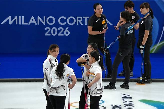 [코르티나담페초=AP/뉴시스] 한국 여자 컬링 대표팀이 15일(현지 시간) 이탈리아 코르티나담페초의 코르티나 컬링 올림픽 스타디움에서 열린 2026 밀라노·코르티나 동계올림픽 컬링 라운드로빈 5차전 일본과의 경기에서 회의를 하고 있다. 스킵 김은지, 서드 김민지, 세컨드 김수지, 리드 설예은, 핍스 설예지로 구성된 한국은 일본을 7-5로 꺾었다. 2026.02.15.