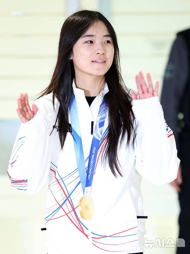 [인천공항=뉴시스] 최진석 기자 = 2026 밀라노·코르티나담페초 동계 올림픽 스노보드 여자 하프파이프 금메달을 획득한 최가온이 16일 인천국제공항 제2여객터미널을 통해 귀국하며 손을 흔들고 있다. 최가온은 한국 설상 종목 1호 금메달리스트가 됐다. 이는 이번 대회에서 수확한 한국 선수단의 첫 금메달이다. 2026.02.16. myjs@newsis.com