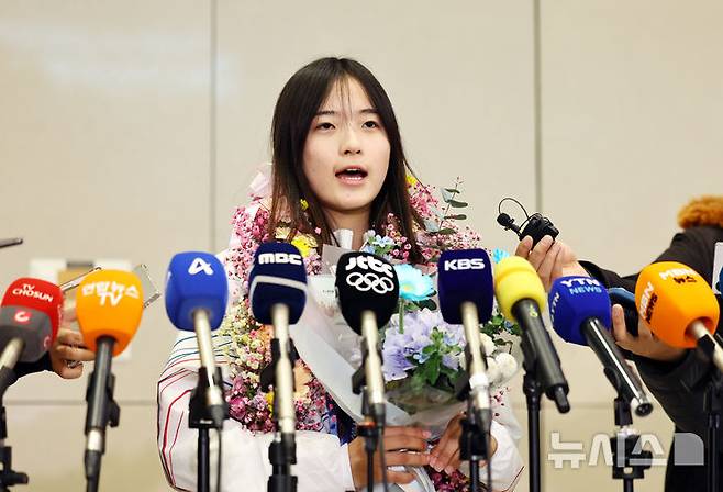 [인천공항=뉴시스] 최진석 기자 = 2026 밀라노·코르티나담페초 동계 올림픽 스노보드 여자 하프파이프 금메달을 획득한 최가온이 16일 인천국제공항 제2여객터미널을 통해 귀국해  인터뷰를 하고 있다. 최가온은 한국 설상 종목 1호 금메달리스트가 됐다. 이는 이번 대회에서 수확한 한국 선수단의 첫 금메달이다. 2026.02.16. myjs@newsis.com