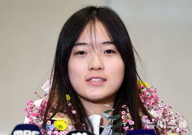 [인천공항=뉴시스] 최진석 기자 = 2026 밀라노·코르티나담페초 동계 올림픽 스노보드 여자 하프파이프 금메달을 획득한 최가온이 16일 인천국제공항 제2여객터미널을 통해 귀국해  인터뷰를 하고 있다. 최가온은 한국 설상 종목 1호 금메달리스트가 됐다. 이는 이번 대회에서 수확한 한국 선수단의 첫 금메달이다. 2026.02.16. myjs@newsis.com