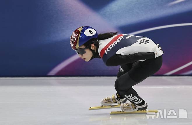 [밀라노=뉴시스] 김근수 기자 = 쇼트트랙 김길리가 16일(현지 시간) 이탈리아 밀라노 아이스 스케이팅 아레나에서 열린 2026 밀라노·코르티나 담페초 동계올림픽 쇼트트랙 여자 1000m 준결승에서 역주하고 있다. 2026.02.16. ks@newsis.com