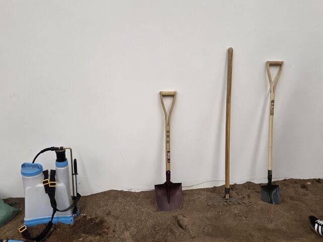 전시장 한 켠에 놓인 농기구로 관람객들이 농사짓는 듯한 경험을 할 수 있다.