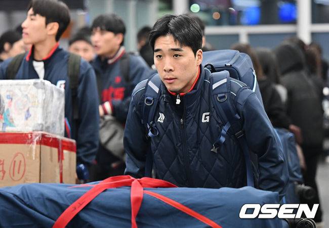 [OSEN=부산, 이석우 기자] 롯데 자이언츠 선수단이 25일 김해공항을 통해 전지훈련지인 대만 타이난으로 출국했다. 김태형 감독 등&nbsp;코치진과 투수&nbsp;20명,&nbsp;포수&nbsp;5명,&nbsp;내야수&nbsp;9명,&nbsp;외야수&nbsp;7명 등 총&nbsp;41명의 선수단이 1월 20일까지 1차 캠프에서 체력 강화와 기술 훈련을 치른 뒤 21일부터 3월 5일까지 일본 미야자키로 옮겨 2차 캠프에서 구춘리그에 참가해 실전 감각을 점검한다. 롯데 자이언츠 김동혁이 출국하고 있다. 2026.01.25 / foto0307@osen.co.kr