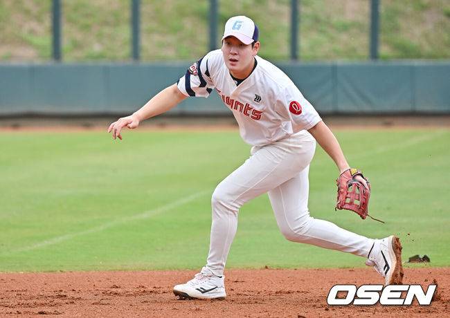 [OSEN=타이난(대만) , 이석우 기자] 프로야구 롯데 자이언츠가 1일(한국시간) 대만 타이난 아시아-태평양 국제야구센터에 스프링캠프를 차리고 구슬땀을 흘렸다.김태형 감독 등&nbsp;코치진과 투수&nbsp;20명,&nbsp;포수&nbsp;5명,&nbsp;내야수&nbsp;9명,&nbsp;외야수&nbsp;7명 등 총&nbsp;41명의 선수단이 1월 20일까지 1차 캠프에서 체력 강화와 기술 훈련을 치른 뒤 21일부터 3월 5일까지 일본 미야자키로 옮겨 2차 캠프에서 구춘리그에 참가해 실전 감각을 점검한다.롯데 나승엽이 3루 수비훈련을 하고 있다. 2026.02.01 / foto0307@osen.co.kr