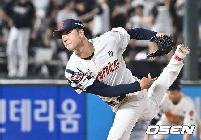 [OSEN=부산, 이석우 기자] 28일 부산 사직야구장에서 2025 신한 SOL 뱅크 KBO 리그 롯데 자이언츠와 KT 위즈의 경기가 열렸다. 홈팀 롯데는 감보아가, 방문팀 KT는 헤이수스가 선발 출전했다.롯데 자이언츠 윤성빈이 역투하고 있다. 2025.08.28 / foto0307@osen.co.kr