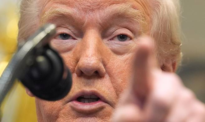 도널드 트럼프 미국 대통령이 지난 12일(현지시간) 워싱턴 백악관에서 더 이상 온실가스를 규제하지 않겠다고 발표하고 있다. 워싱턴=AP연합뉴스