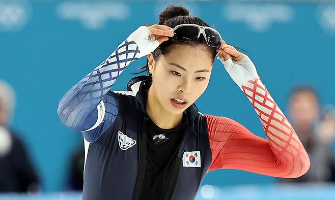 스피드스케이팅 이나현이 15일(현지시간) 이탈리아 밀라노 스피드스케이팅 스타디움 열린 2026 밀라노·코르티나담페초 동계올림픽 스피드스케이팅 여자 500m 경기를 마친 뒤 아쉬워하고 있다. 김민선은 38초01로 결승선을 통과하며 최종 14위로 경기를 마쳤다. 밀라노=뉴스1
