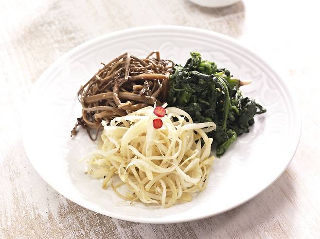 ‘거꾸로 식사법’ 실천을 위해 식사 전 먼저 섭취하면 좋은 삼색나물 모습. 게티이미지뱅크