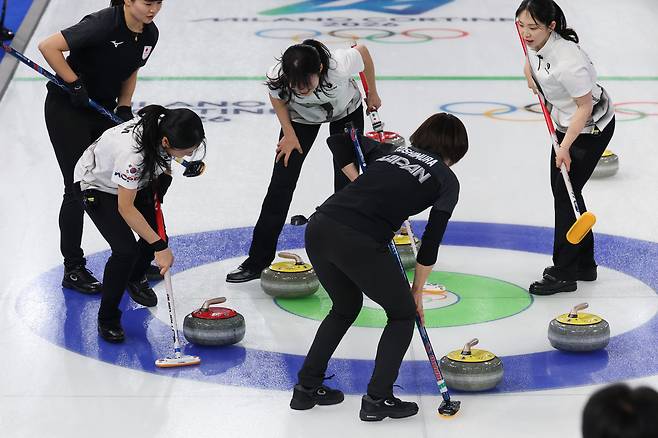 지난 15일(현지시간) 이탈리아 코르티나담페초 컬링 올림픽 스타디움에서 열린 ‘2026 밀라노-코르티나담페초 동계올림픽’ 컬링 여자 라운드로빈 한국과 일본의 경기 8엔드 때 한국 대표팀이 일본 스톤을 하우스에서 밀어내며 3점을 얻어내고 있다.&nbsp;코르티나담페초=연합뉴스
