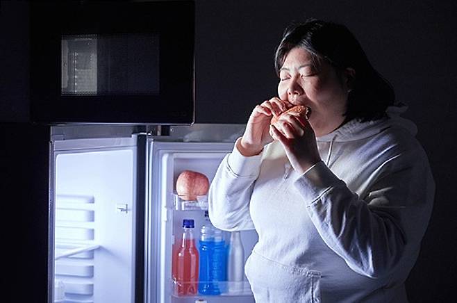 밤마다 찾아오는 배고픔, 사실은 몸이 아닌 ‘마음’이 보내는 불안의 신호다. 게티이미지뱅크