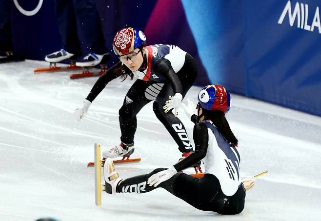 한국 쇼트트랙 국가대표 최민정과 김길리가 10일(한국시간) 이탈리아 밀라노 아이스 스케이팅 아레나에서 열린 2026 밀라노·코르티나담페초 동계올림픽 혼성 2000m 계주 준결선에서 터치하고 있다. 밀라노 뉴시스