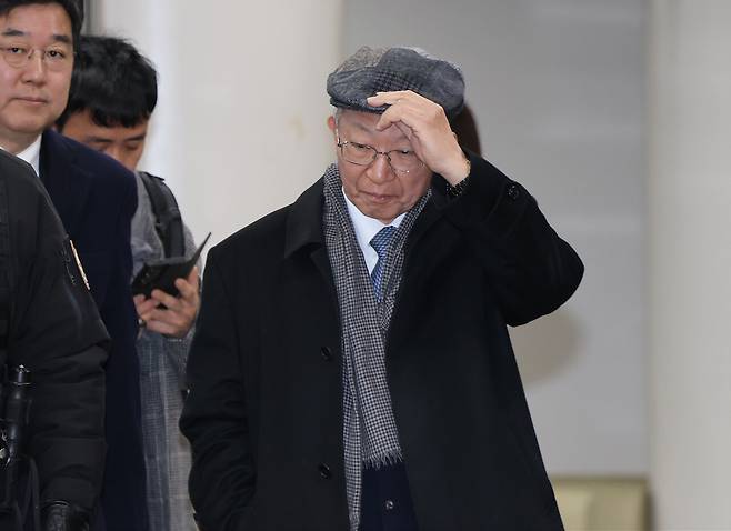 1월30일 양승태 전 대법원장이 사법농단 혐의 2심 선고 공판에서 징역 6개월에 집행유예 1년을 선고받은 후 서울고등법원 청사를 나서고 있다. ⓒ공동취재