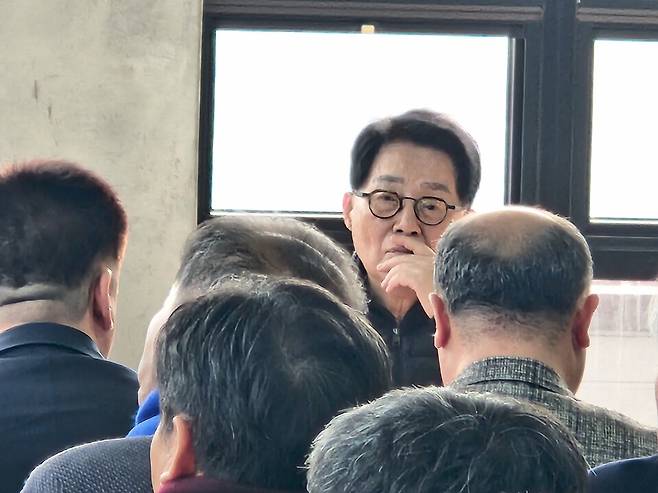 박지원 의원이 16일 오후 더불어민주당 해남지역사무소에서 6·3지방선거 해남·완도·진도 출마예정자들과 간담회를 갖고 있다. ⓒ시사저널 정성환