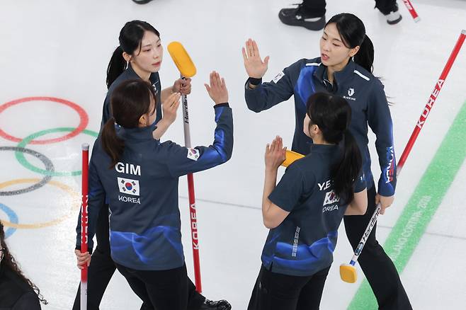 ▲ 한국 여자 컬링 대표팀이 좋은 경기력을 선보이며 가슴 졸이며 경기를 지켜본 팬들을 기쁘게 했다. 그러나 그 경기 와중에 중계 방송사가 대형 사고를 치면서 그 감동이 반감됐다. ⓒ연합뉴스