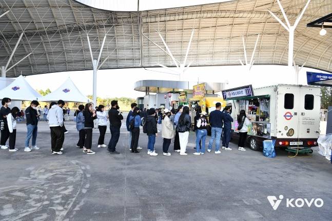 배구팬들이 구장 앞에서 설치된 푸드트럭에 줄을 서 주문을 기다리고 있다. /사진=한국배구연맹 제공