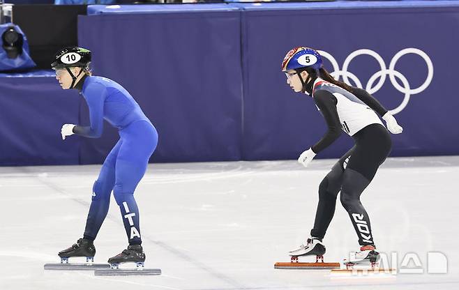 결승선을 통과하는 김길리(오른쪽). /사진=뉴시스