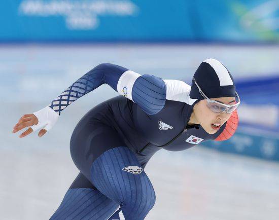 한국 빙속 여자 단거리 국가대표 김민선(의정부시청)은 16일(한국시간) 이탈리아 밀라노 스피드스케이팅 스타디움에서 열린 2026 밀라노·코르티나담페초 동계올림픽 스피드스케이팅 여자 500m 결승에서 38초01의 기록으로 결승선을 통과해 14위를 기록했다. 함께 출전한 이나현(한국체육대)은 37초86을 기록해 10위에 올랐다. 지난 2018 평창 대회 여자 500m에서 16위를 기록하고2022 베이징 대회 500m에서 7위를 차지했던 김민선은 세 번째 올림픽 무대에서 아쉬운 결과를 남기자 공동취재구역(믹스트존)에서 취재진과 인터뷰를 하던 중 눈물을 쏟아냈다. 연합뉴스