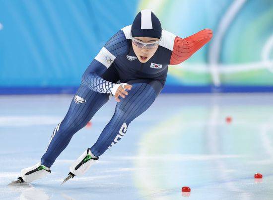 한국 빙속 여자 단거리 국가대표 김민선(의정부시청)은 16일(한국시간) 이탈리아 밀라노 스피드스케이팅 스타디움에서 열린 2026 밀라노·코르티나담페초 동계올림픽 스피드스케이팅 여자 500m 결승에서 38초01의 기록으로 결승선을 통과해 14위를 기록했다. 함께 출전한 이나현(한국체육대)은 37초86을 기록해 10위에 올랐다. 지난 2018 평창 대회 여자 500m에서 16위를 기록하고2022 베이징 대회 500m에서 7위를 차지했던 김민선은 세 번째 올림픽 무대에서 아쉬운 결과를 남기자 공동취재구역(믹스트존)에서 취재진과 인터뷰를 하던 중 눈물을 쏟아냈다. 연합뉴스