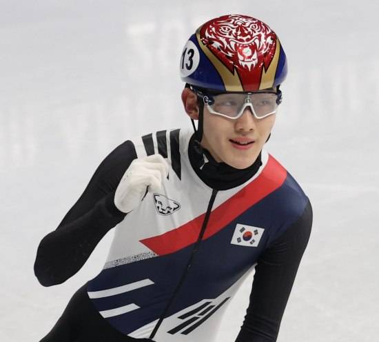 황대헌(강원도청)과 임종언(고양시청)은 16일(한국시간) 이탈리아 밀라노 아이스스케이팅 아레나에서 열린 2026 밀라노·코르티나담페초 동계올림픽 쇼트트랙 남자 500m 예선에서 탈락했다. 황대헌과 임종언은 각각 예선 4조 2위, 8조 2위를 차지했다. 두 선수 모두 3위 선수들 간의 기록에서 상위권 안에 들지 못해 준준결승 진출이 좌절됐다. 반면 린샤오쥔(한국명 임효준)은 8조 2위를 차지해 준준결승 진출에 성공했다. 연합뉴스