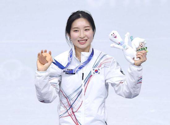 김길리(성남시청)는 16일(한국시간) 이탈리아 밀라노 아이스스케이팅 아레나에서 열린 2026 밀라노·코르티나담페초 동계올림픽 쇼트트랙 여자 1000m 파이널A(결승)에서 1분28초614의 기록으로 3위에 올라 동메달을 얻었다. 2월17일 설날을 할하루 앞두고 김길리는 첫 올림픽 무대임에도 여자 1000m에서 값진 동메달을 목에 걸면서 처음으로 올림픽 포디움에 올랐다. 이날 메달이 확정된 후 김길리는 눈물을 흘리며 눈길을 끌었다. 연합뉴스