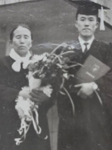 대학교(고려대 화학과) 졸업식장에서 장인순 전 한국원자력연구소장과 어머니 [본인 제공]