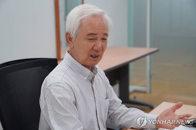 연합뉴스와 인터뷰 중인 김홍신 작가 [연합뉴스 사진]