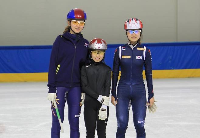 심석희(왼쪽)와 최민정(오른쪽) 사이의 어린 김길리 초등학교에 재학 중이던 김길리가 심석희와 최민정 사이에서 기념사진을 찍고 있다.  [ⓒSeven Hundred Co 제공. 재배포 및 DB 금지]