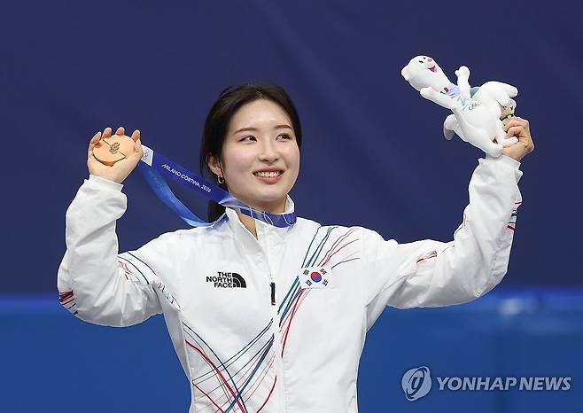 김길리 동메달 (밀라노=연합뉴스) 신준희 기자 = 16일(현지시간) 이탈리아 밀라노 아이스스케이팅 아레나에서 열린 2026 밀라노-코르티나담페초 동계올림픽 쇼트트랙 여자 1000m 결승에서 3위해 동메달을 따낸 김길리가 세리머니를 하고 있다. 2026.2.16 hama@yna.co.kr