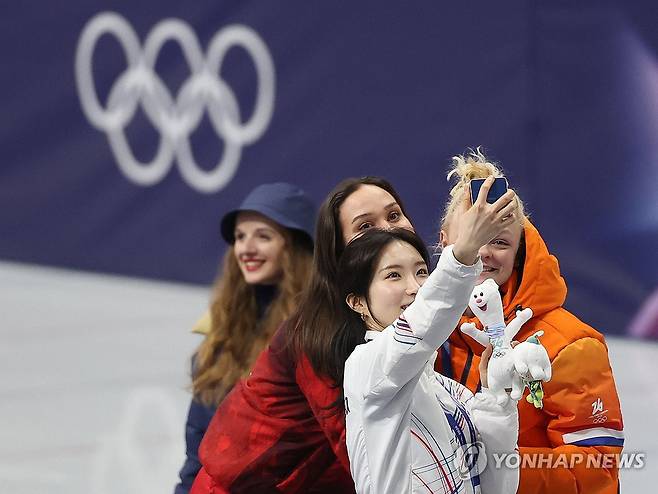 메달리스트들의 셀카 (밀라노=연합뉴스) 이지은 기자 = 16일(현지시간) 이탈리아 밀라노 아이스스케이팅 아레나에서 열린 2026 밀라노-코르티나담페초 동계올림픽 쇼트트랙 여자 1000m 결승에서 동메달을 차지한 김길리가 다른 메달리스트들과 셀카를 찍고 있다. 2026.2.16 jieunlee@yna.co.kr