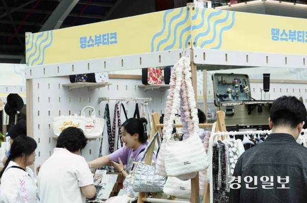 땡스부티크가 지역 팝업스토어를 통해 인천시민과 만나는 모습. /인천시 제공