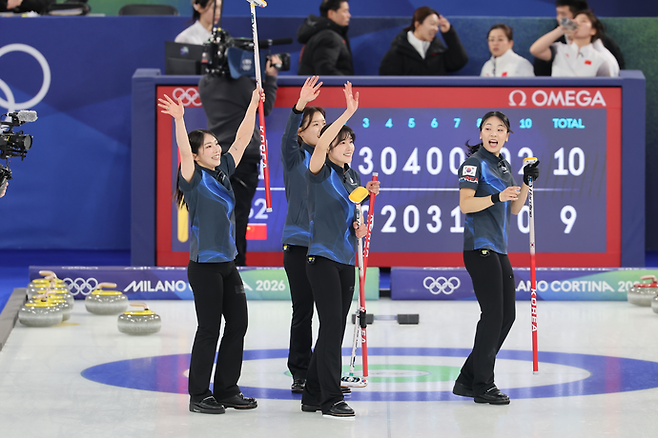 16일(현지시간) 이탈리아 코르티나담페초 컬링 올림픽 스타디움에서 열린 2026 밀라노ㆍ코르티나담페초 동계올림픽 컬링 여자 라운드로빈 한국과 중국의 경기에서 10-9로 승리를 거둔 경기도청 선수들이 관중에 손을 흔들고 있다. 연합