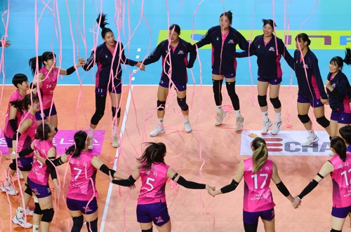 지난달 14일 인천 삼산월드체육관에서 열린 프로배구 V리그 여자부 흥국생명과 한국도로공사의 경기. 세트스코어 3-1로 승리한 흥국생명 선수들이 기뻐하고 있다. 연합