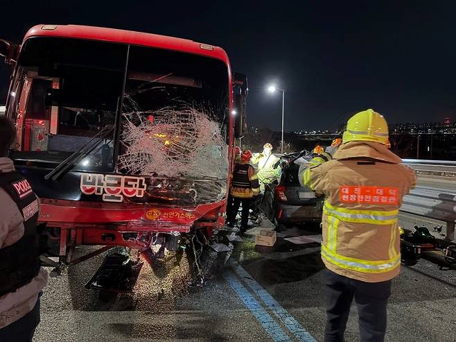승용차와 BRT버스 충돌로 소방당국이 구조에 나서고 있다. 대전소방본부 제공.