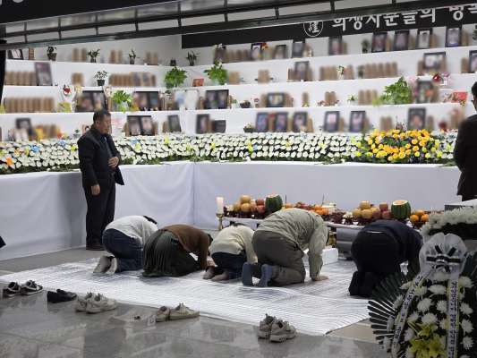 합동 차례를 지내는 제주항공 참사 유가족들