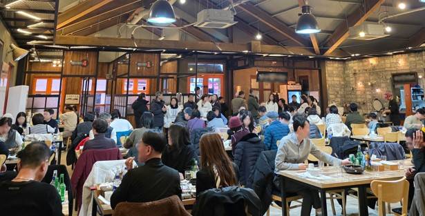 설 연휴를 맞은 지난 16일 담양의 브랜드 음식인 돼지갈비 식당에 손님들이 가득 차 있다. 빈 좌석을 기다리는 대기 손님도 20여 명에 달했다.