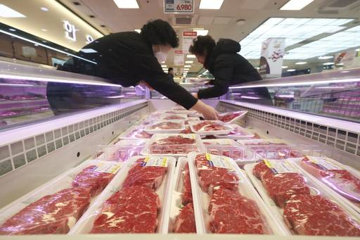 서울 시내의 한 대형마트에서 한 시민이 고기를 고르고 있다. /사진=뉴시스