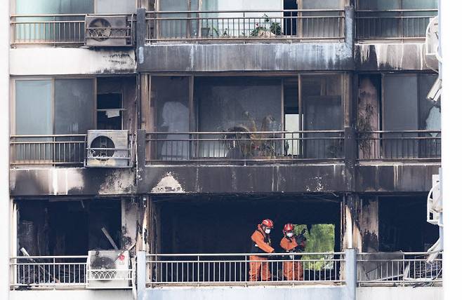 지난해 8월 서울 마포구 창천동의 한 아파트에서 불이 나 소방당국이 합동감식을 벌이고 있다. (사진=뉴시스)