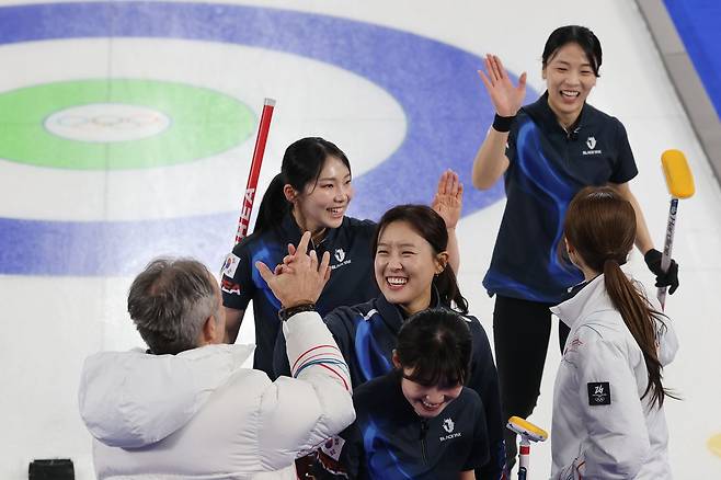 16일(현지시간) 이탈리아 코르티나담페초 컬링 올림픽 스타디움에서 열린 2026 밀라노ㆍ코르티나담페초 동계올림픽 컬링 여자 라운드로빈 한국과 중국의 경기에서 10-9로 승리를 거둔 한국 대표팀 선수들이 기뻐하고 있다. 〈사진=연합뉴스〉