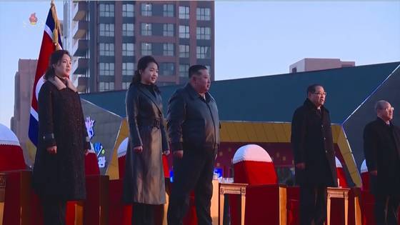 북한 김정은 국무위원장과 딸 주애가 16일 평양 화성지구 1만 세대 '살림집' 준공식에 참석한 모습. 〈출처: 조선중앙TV 캡처〉