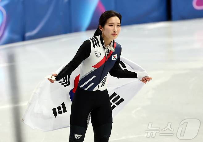 쇼트트랙 김길리가 16일(현지시간) 이탈리아 밀라노 아이스스케이팅 아레나에서 열린 2026 밀라노·코르티나담페초 동계올림픽 쇼트트랙 여자 1000m 결승에서 동메달을 확정 지은 뒤 태극기를 두르며 인사하고 있다. 2026.2.16 ⓒ 뉴스1 김진환 기자