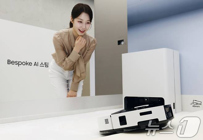 11일 오전 서울 강남구 삼성 강남에서 모델이 '2026년형 비스포크 AI 스팀 로봇청소기'를 선보이고 있다. 강력한 흡입력과 고도화된 주행 성능, 삼성만의 독보적인 보안 솔루션인 녹스 매트릭스와 녹스 볼트가 탑재된 비스포크 AI 스팀 로봇청소기는 오는 11일 사전 판매를 진행, 내달 3일 정식 출시된다. 2026.2.11 ⓒ 뉴스1 김민지 기자