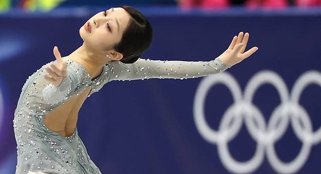 신지아가 2026 밀라노·코르티나담페초 동계올림픽 개막일인 7일(한국시간) 이탈리아 밀라노 아이스스케이팅 아레나에서 열린 피겨 여자 싱글 경기애서 연기를 펼치고 있다. 사진 | 연합뉴스