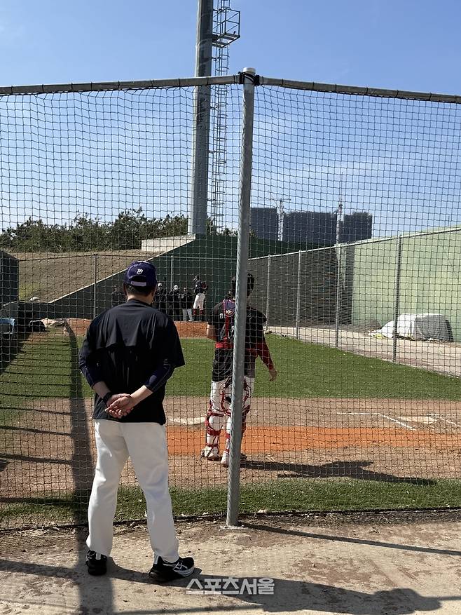 롯데 김태형 감독이 비슬리의 투구를 지켜보고 있다. 타이난 | 박연준 기자 duswns0628@sportsseoul.com
